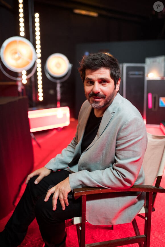 Exclusif - Patrick Fiori - Backstage de l'enregistrement de l'émission "300 Choeurs chantent Dassin" à Paris, qui sera diffusée le 16 octobre sur France 3. Le divertissement musical "300 Choeurs" fait sa rentrée avec une émission 100 % inédite consacrée à l'un des artistes les plus populaires dans les années 70, Joe Dassin. Toute la soirée, plusieurs générations d'artistes s'associeront aux plus beaux choeurs français pour reprendre à leurs côtés les plus grandes chansons de du chanteur dans des versions créées spécialement pour l'émission. Le 15 septembre 2020 © Tiziano Da Silva / Bestimage 