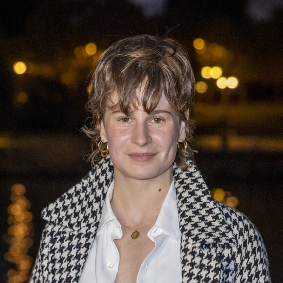 Christine and the Queens assiste au défilé AMI, collection prêt-à-porter printemps-été 2021 sur le pont de Sully à Paris. Le 3 octobre 2020 © Olivier Borde / Bestimage