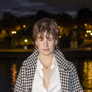 Christine and the Queens assiste au défilé AMI, collection prêt-à-porter printemps-été 2021 sur le pont de Sully à Paris. Le 3 octobre 2020 © Olivier Borde / Bestimage