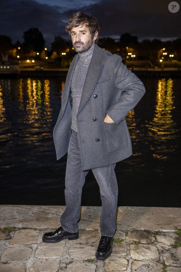 Olivier Maury assiste au défilé AMI, collection prêt-à-porter printemps-été 2021 sur le pont de Sully à Paris. Le 3 octobre 2020 © Olivier Borde / Bestimage