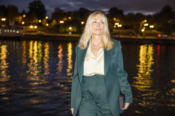 Emmanuelle Béart assiste au défilé AMI, collection prêt-à-porter printemps-été 2021 sur le pont de Sully à Paris. Le 3 octobre 2020 © Olivier Borde / Bestimage