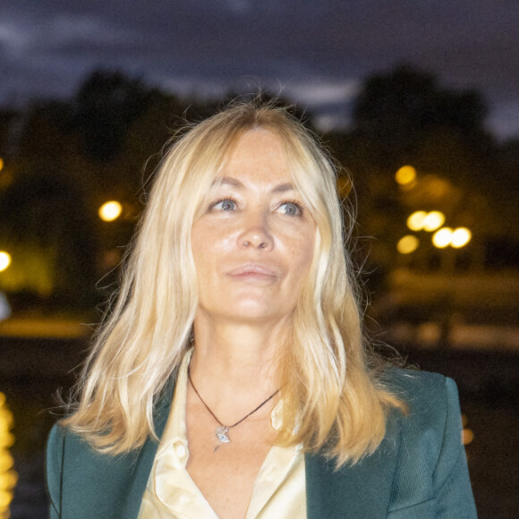Emmanuelle Béart assiste au défilé AMI, collection prêt-à-porter printemps-été 2021 sur le pont de Sully à Paris. Le 3 octobre 2020 © Olivier Borde / Bestimage