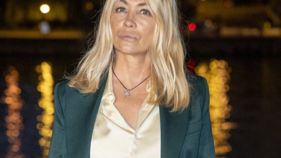 Emmanuelle Béart : Teint hâlé et look soyeux à la Fashion Week