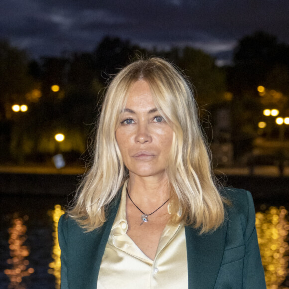 Emmanuelle Béart assiste au défilé AMI, collection prêt-à-porter printemps-été 2021 sur le pont de Sully à Paris. Le 3 octobre 2020 © Olivier Borde / Bestimage