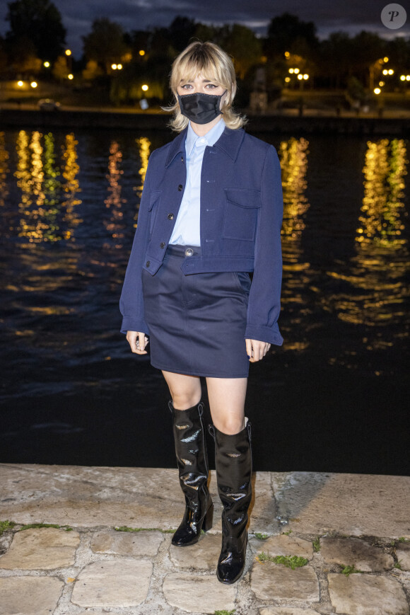 Maisie Williams assiste au défilé AMI, collection prêt-à-porter printemps-été 2021 sur le pont de Sully à Paris. Le 3 octobre 2020 © Olivier Borde / Bestimage