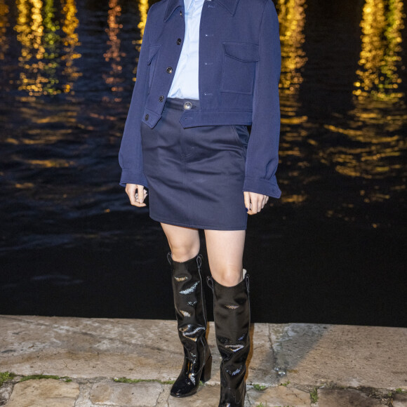 Maisie Williams assiste au défilé AMI, collection prêt-à-porter printemps-été 2021 sur le pont de Sully à Paris. Le 3 octobre 2020 © Olivier Borde / Bestimage