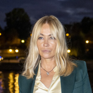 Emmanuelle Béart assiste au défilé AMI, collection prêt-à-porter printemps-été 2021 sur le pont de Sully à Paris. Le 3 octobre 2020 © Olivier Borde / Bestimage