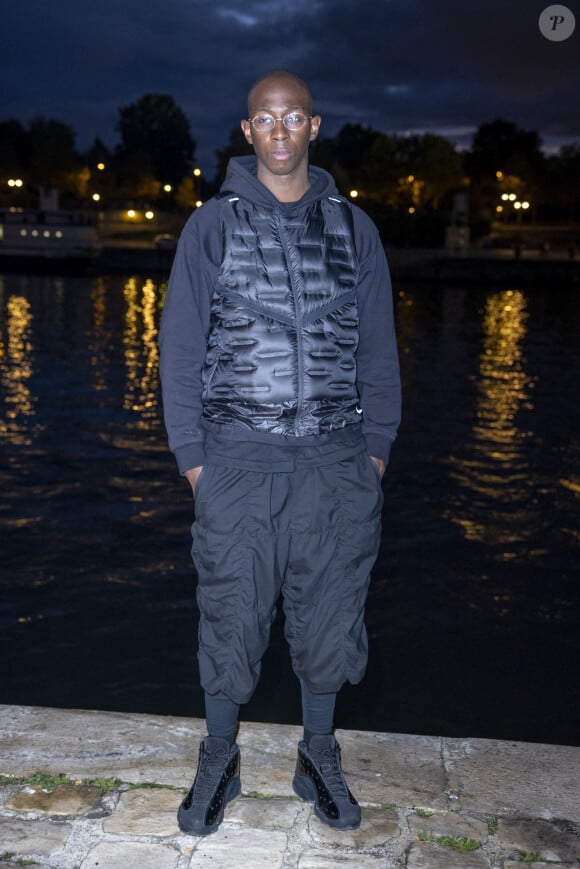 Jean-Jacques Njdoli assiste au défilé AMI, collection prêt-à-porter printemps-été 2021 sur le pont de Sully à Paris. Le 3 octobre 2020 © Olivier Borde / Bestimage