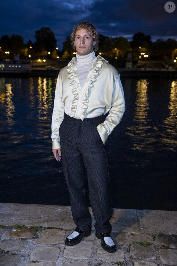 Gabriele Esposito assiste au défilé AMI, collection prêt-à-porter printemps-été 2021 sur le pont de Sully à Paris. Le 3 octobre 2020 © Olivier Borde / Bestimage