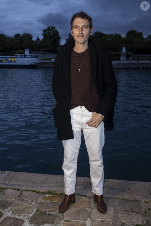 Simon Buret assiste au défilé AMI, collection prêt-à-porter printemps-été 2021 sur le pont de Sully à Paris. Le 3 octobre 2020 © Olivier Borde / Bestimage