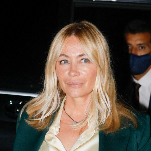 Emmanuelle Béart arrive au défilé de mode AMI, prêt-à-porter printemps-été 2021, sur le Pont de Sully à Paris. Le 3 octobre 2020 © Veeren Ramsamy-Christophe Clovis / Bestimage