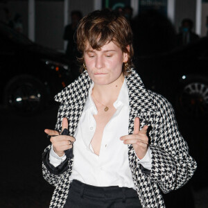 Christine and the Queens arrive au défilé de mode AMI, prêt-à-porter printemps-été 2021, sur le Pont de Sully à Paris. Le 3 octobre 2020 © Veeren Ramsamy-Christophe Clovis / Bestimage