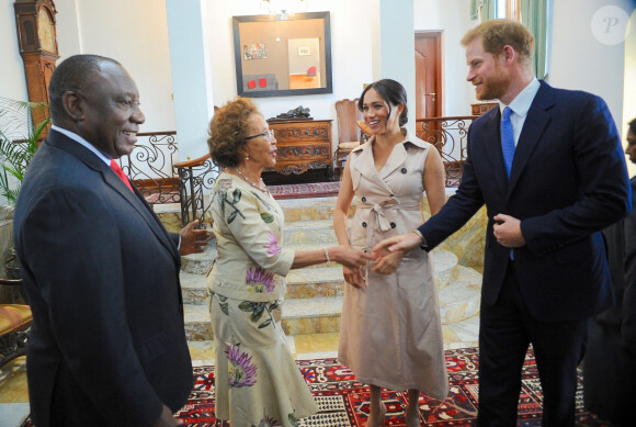 Le prince Harry, duc de Sussex, et Meghan Markle, duchesse de Sussex, rencontrent le président sud-africain Cyril Ramaphosa et son épouse T. Motsepe à Pretoria, le 20 octobre 2019, dans le cadre de leur voyage officiel en Afrique du Sud.