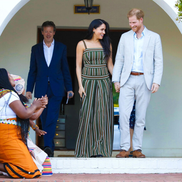 Le prince Harry, duc de Sussex, et Meghan Markle, duchesse de Sussex, lors d'une réception dans les jardins de la résidence du haut-commissaire britannique au Cap, Afrique du Sud.