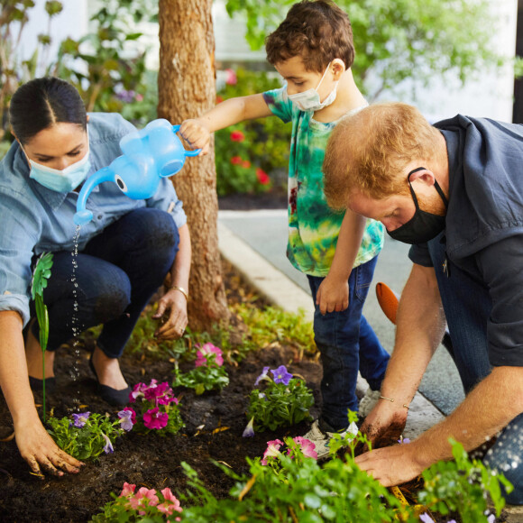 Le prince Harry et Meghan Markle dans une école maternelle de Los Angeles. Le couple a notamment planté des myosotis, les fleurs préférées de Diana, au jour de l'anniversaire de sa mort. 2020