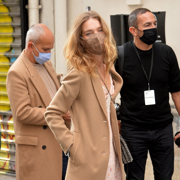 Natalia Vodianova arrive au défilé Paco Rabanne collection Printemps-Eté 2021 lors de la fashion week de Paris, le 4 octobre 2020. © Veeren Ramsamy-Christophe Clovis/Bestimage