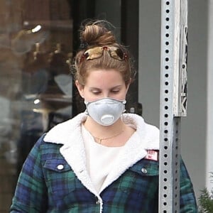 Exclusif - Lana Del Rey et sa soeur Caroline Grant portent des masques pour se protéger de l'épidémie de Coronavirus (Covid-19) lors d'une sortie à Los Angeles, le 10 avril 2020.