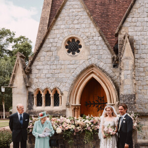 La reine Élisabeth II, Le prince Philip, duc d'Edimbourg, La princesse Beatrice d'York, Edoardo Mapelli Mozzi posent devant The Royal Chapel of All Saints at Royal Lodge après leur mariage, Windsor, le 17 juillet 2020.