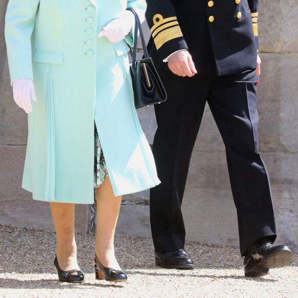 La reine Elisabeth II d'Angleterre remet au capitaine Thomas Moore son titre de chevalier lors d'une cérémonie au château de Windsor, le 17 juillet 2020.