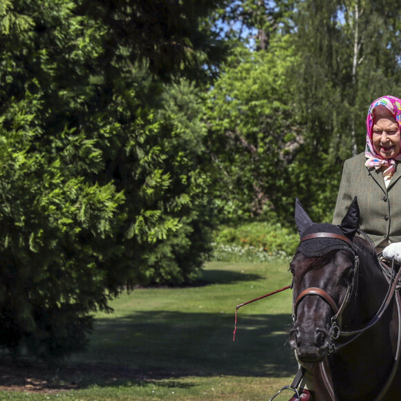 La reine Elisabeth II fait une balade à cheval dans le parc du château de Windsor le 31 mai 2020.