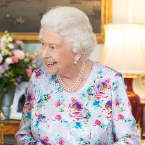 La reine Elisabeth II d'Angleterre en audience avec le nouveau doyen de la chapelle royale, révérend Dame Sarah Mullaly,au palais Buckingham à Londres. Le 11 juillet 2019