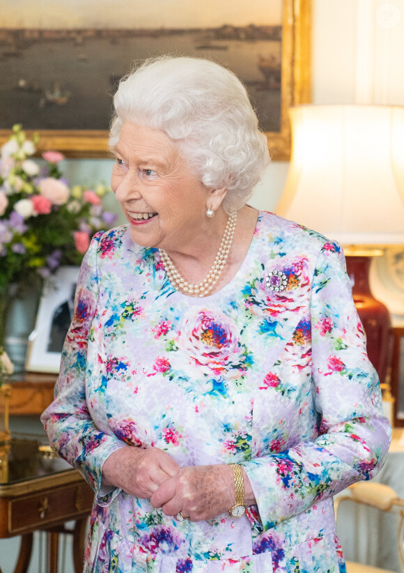La reine Elisabeth II d'Angleterre en audience avec le nouveau doyen de la chapelle royale, révérend Dame Sarah Mullaly,au palais Buckingham à Londres. Le 11 juillet 2019