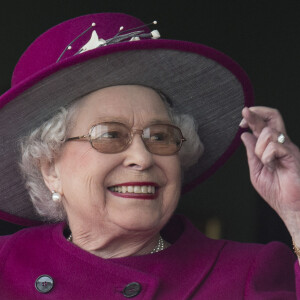 La reine Elisabeth II d'Angleterre assiste à la course hippique "Dubai Duty Free Spring Trials Meeting" à Newbury.