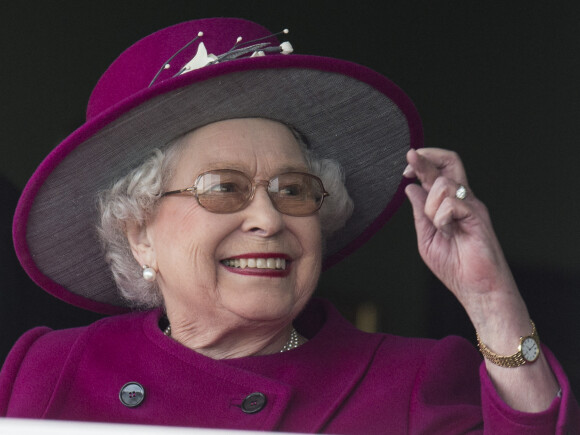 La reine Elisabeth II d'Angleterre assiste à la course hippique "Dubai Duty Free Spring Trials Meeting" à Newbury.