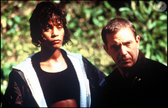 Archives - Whitney Houston et Kevin Costner dans le film "Bodyguard". 1992.