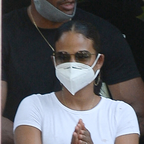 Christina Milian sort déjeuner à Los Angeles le 6 septembre 2020. Elle promène en landau son fils Isaiah Pokora, elle porte un masque et se lave consciencieusement les mains pour faire face à l'épidémie de Coronavirus (COVID-19).
