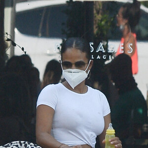 Christina Milian sort déjeuner à Los Angeles le 6 septembre 2020. Elle promène en landau son fils Isaiah Pokora, elle porte un masque et se lave consciencieusement les mains pour faire face à l'épidémie de Coronavirus (COVID-19). 