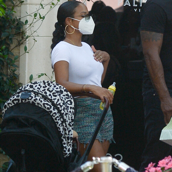 Christina Milian sort déjeuner à Los Angeles le 6 septembre 2020. Elle promène en landau son fils Isaiah Pokora, elle porte un masque et se lave consciencieusement les mains pour faire face à l'épidémie de Coronavirus (COVID-19).