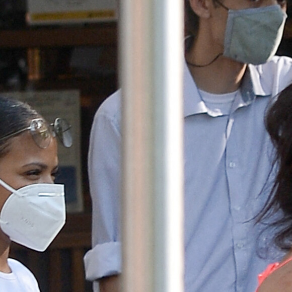 Christina Milian sort déjeuner à Los Angeles le 6 septembre 2020. Elle promène en landau son fils Isaiah Pokora, elle porte un masque et se lave consciencieusement les mains pour faire face à l'épidémie de Coronavirus (COVID-19).