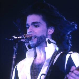 Le chanteur Prince en concert lors de sa tournée "Nude Tour" au Wembley Arena à Londres le 4 juin 1990.