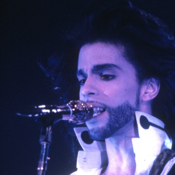 Le chanteur Prince en concert lors de sa tournée "Nude Tour" au Wembley Arena à Londres le 4 juin 1990.