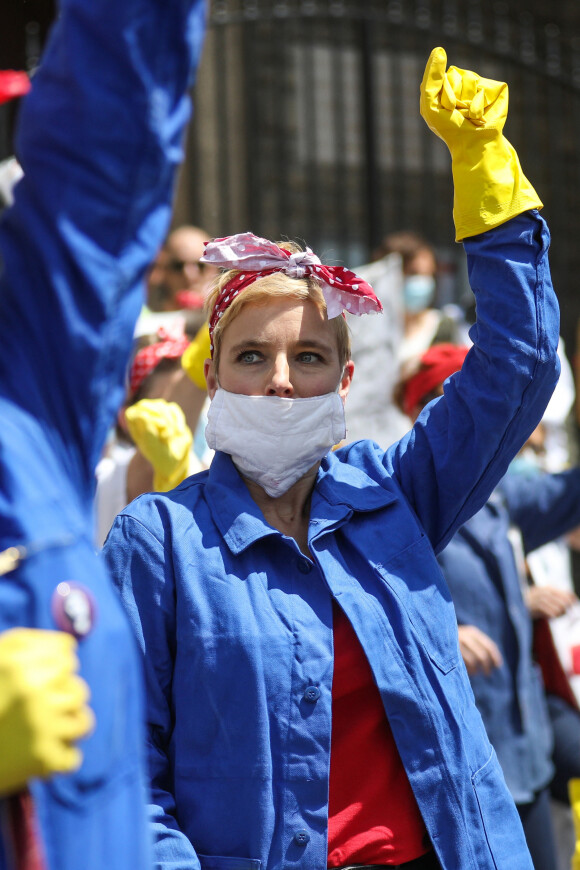 Clémentine Autain - Manifestation des personnels soignants à l'appel du Collectif Inter hospitalier, devant l'hôpital Robert-Debré, à Paris le 11 juin 2020. © Stéphane Lemouton / Bestimage