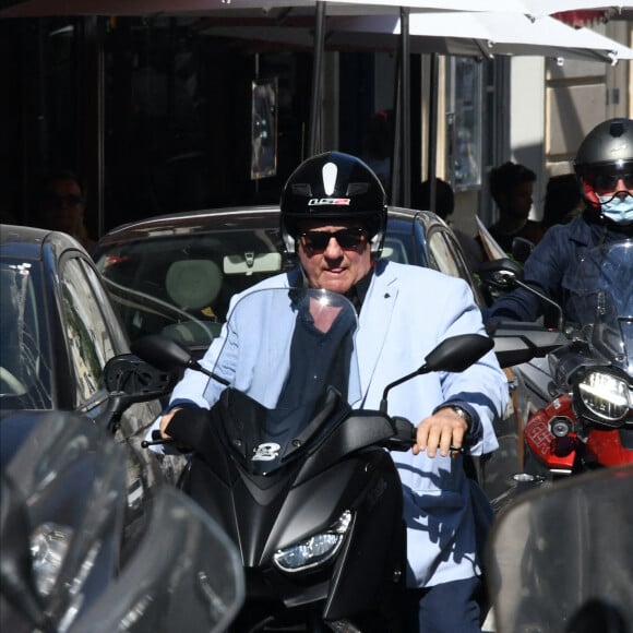 Exclusif - Gérard Depardieu déjeune avec une amie dans un restaurant japonais de Saint-Germain-des-Prés à Paris le 18 septembre 2020.