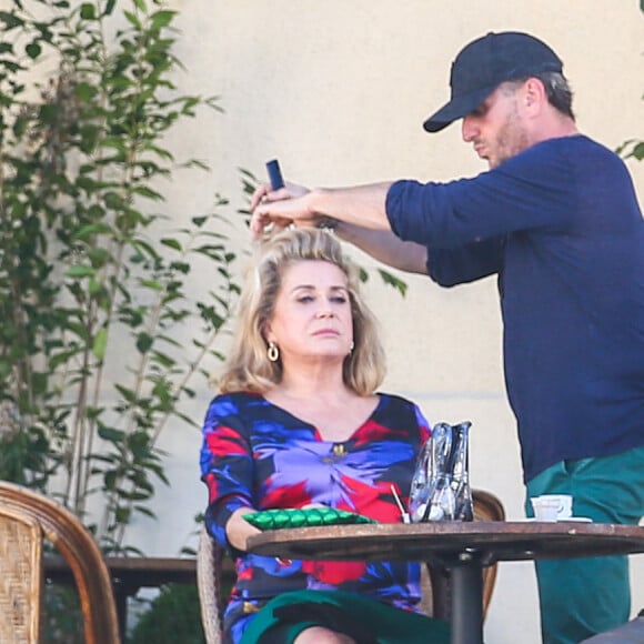 Exclusif - Catherine Deneuve et Gérard Depardieu - Tournage du film "La bonne pomme" sous la direction de la réalisatrice Florence Quentin à Flagy près de Fontainebleau le 7 septembre 2016.