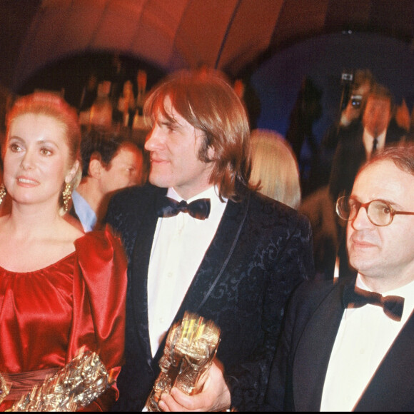 Archives - Yves Montand, président de cérémonie, avec Catherine Deneuve, Gérard Depardieu et François Truffaut. Récompense pour le film "Le dernier métro" à la soirée des César 1981.