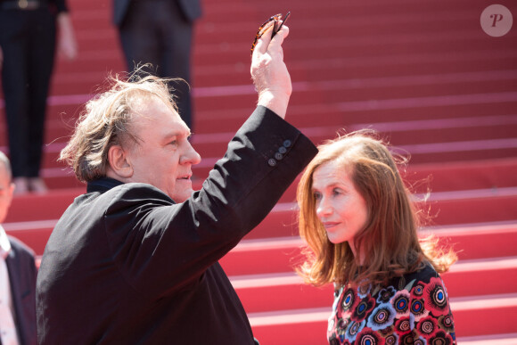 Gérard Depardieu et Isabelle Huppert - Montée des marches du film "Valley of Love" lors du 68e Festival International du Film de Cannes, à Cannes le 22 mai 2015.