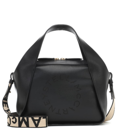 Le sac à main Stella McCartney et les mules Choe Gosselin portée par Meghan Marke, à Montecito, le 6 octobre 2020.