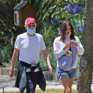 Exclusif - Katharine McPhee, sans maquillage, et son mari David Foster sortent prendre l'air avec le chien Wilmer à Los Angeles le 19 mai 2020.