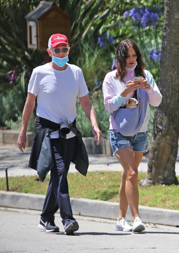 Exclusif - Katharine McPhee, sans maquillage, et son mari David Foster sortent prendre l'air avec le chien Wilmer à Los Angeles le 19 mai 2020.