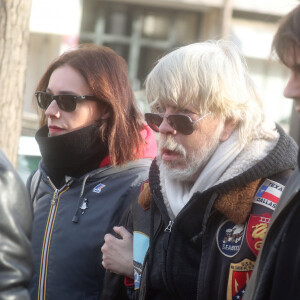 Lolita Séchan et son père le chanteur Renaud - Obsèques de Thierry Séchan frère du chanteur Renaud) au cimetière du Montparnasse à Paris le 16 janvier 2019.