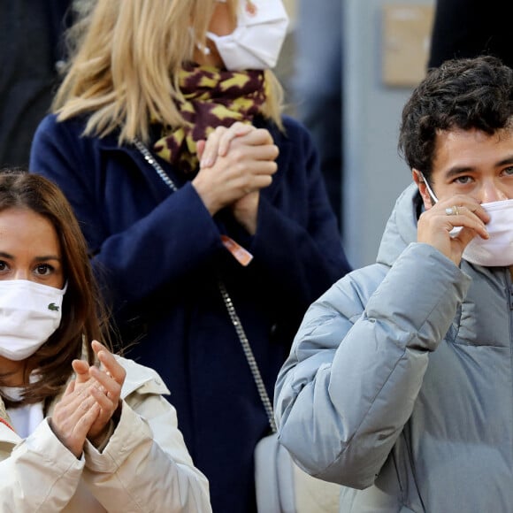 Alice Belaïdi et un ami dans les tribunes lors des internationaux de tennis Roland Garros à Paris le 9 octobre 2020. © Dominique Jacovides / Bestimage
