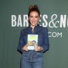 Alyssa Milano, en dédicace pour la promotion de son nouveau livre 'Hope: Project Middle School' chez Barnes & Noble à New York, le 14 octobre 2019.