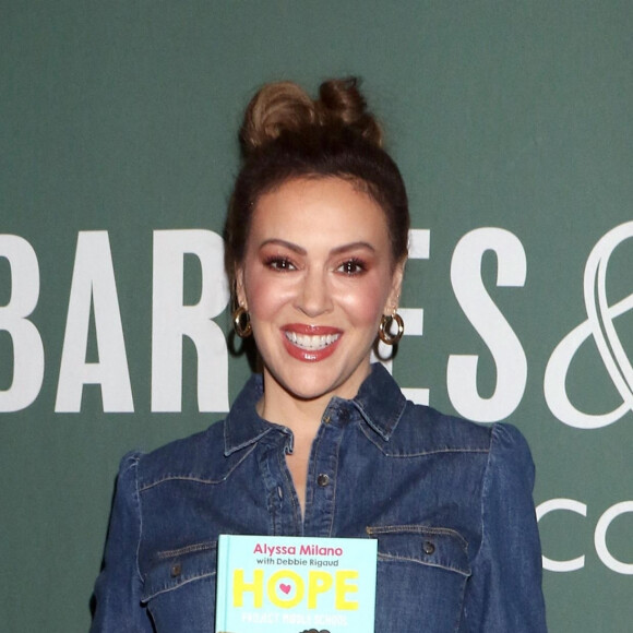 Alyssa Milano, en dédicace pour la promotion de son nouveau livre 'Hope: Project Middle School' chez Barnes & Noble à New York, le 14 octobre 2019.