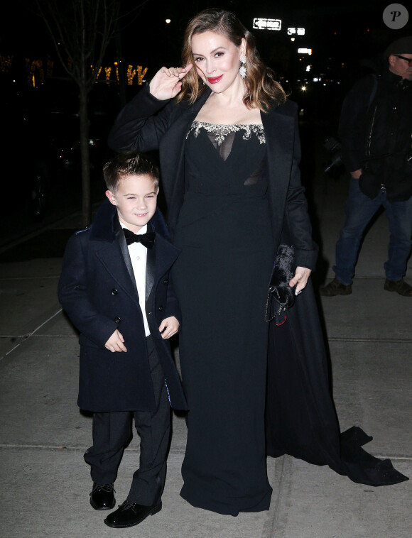 Alyssa Milano et son fils Milo Thomas Bugliari se rendent à la 14ème édition du bal de l'UNICEF Snowflake à New York City, New York, Etats-Unis, le 27 novembre 2018. 