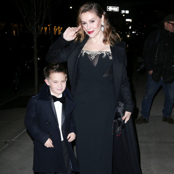 Alyssa Milano et son fils Milo Thomas Bugliari se rendent à la 14ème édition du bal de l'UNICEF Snowflake à New York City, New York, Etats-Unis, le 27 novembre 2018. 