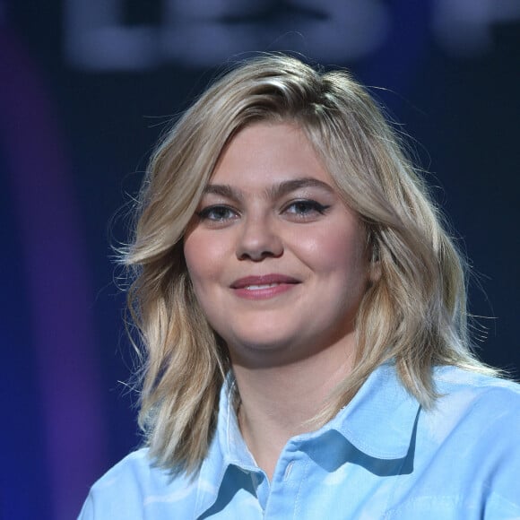 Exclusif - Louane Emera - Enregistrement de l'émission "300 Choeurs chantent Dassin" à Paris, qui sera diffusée le 16 octobre sur France 3. Le divertissement musical "300 Choeurs" fait sa rentrée avec une émission 100 % inédite consacrée à l'un des artistes les plus populaires dans les années 70, Joe Dassin. Toute la soirée, plusieurs générations d'artistes s'associeront aux plus beaux choeurs français pour reprendre à leurs côtés les plus grandes chansons de du chanteur dans des versions créées spécialement pour l'émission. Le 15 septembre 2020 © Tiziano Da Silva / Bestimage